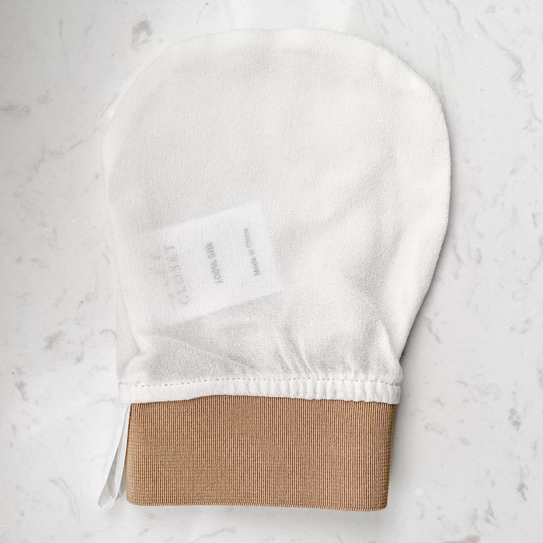 Face silk mitt. 100% pure silk for gentle exfoliation.